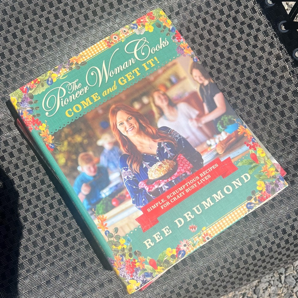 The Pioneer Woman Come and Get It Cookbook - Vibrant Floral Cover